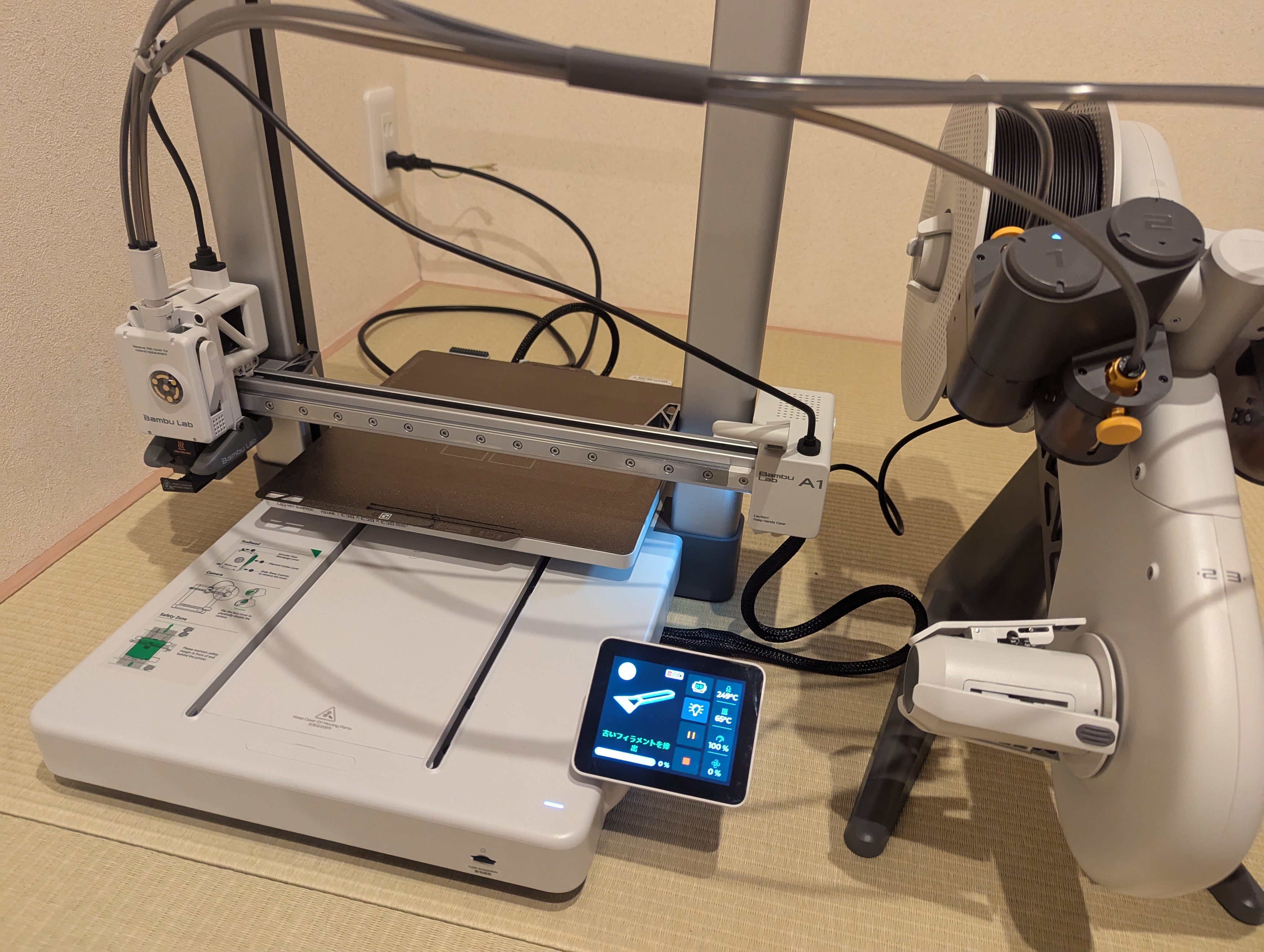 仮設置された3DプリンターとAMS Lite