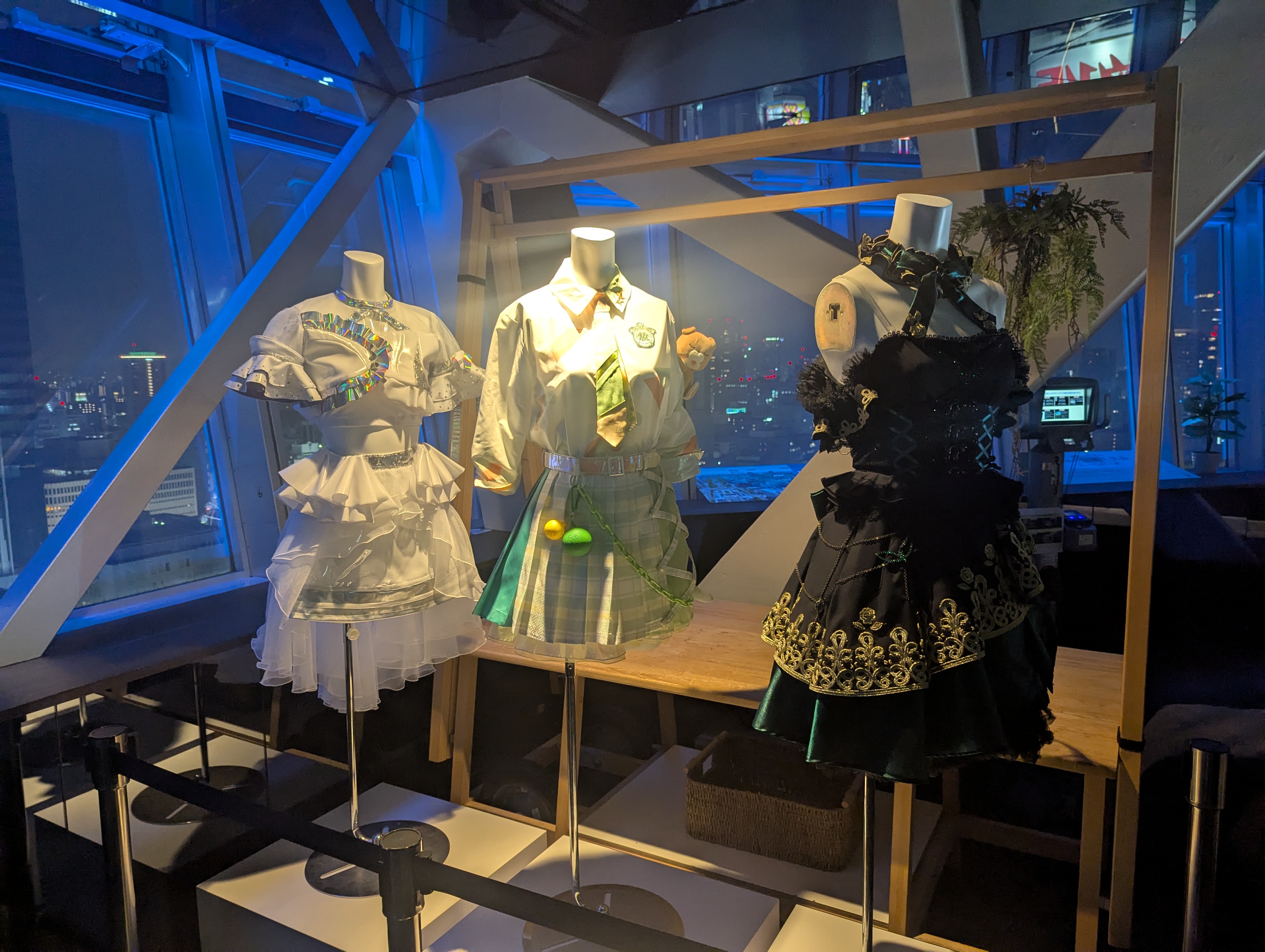 館内に展示されたシャニマスのライブ衣装