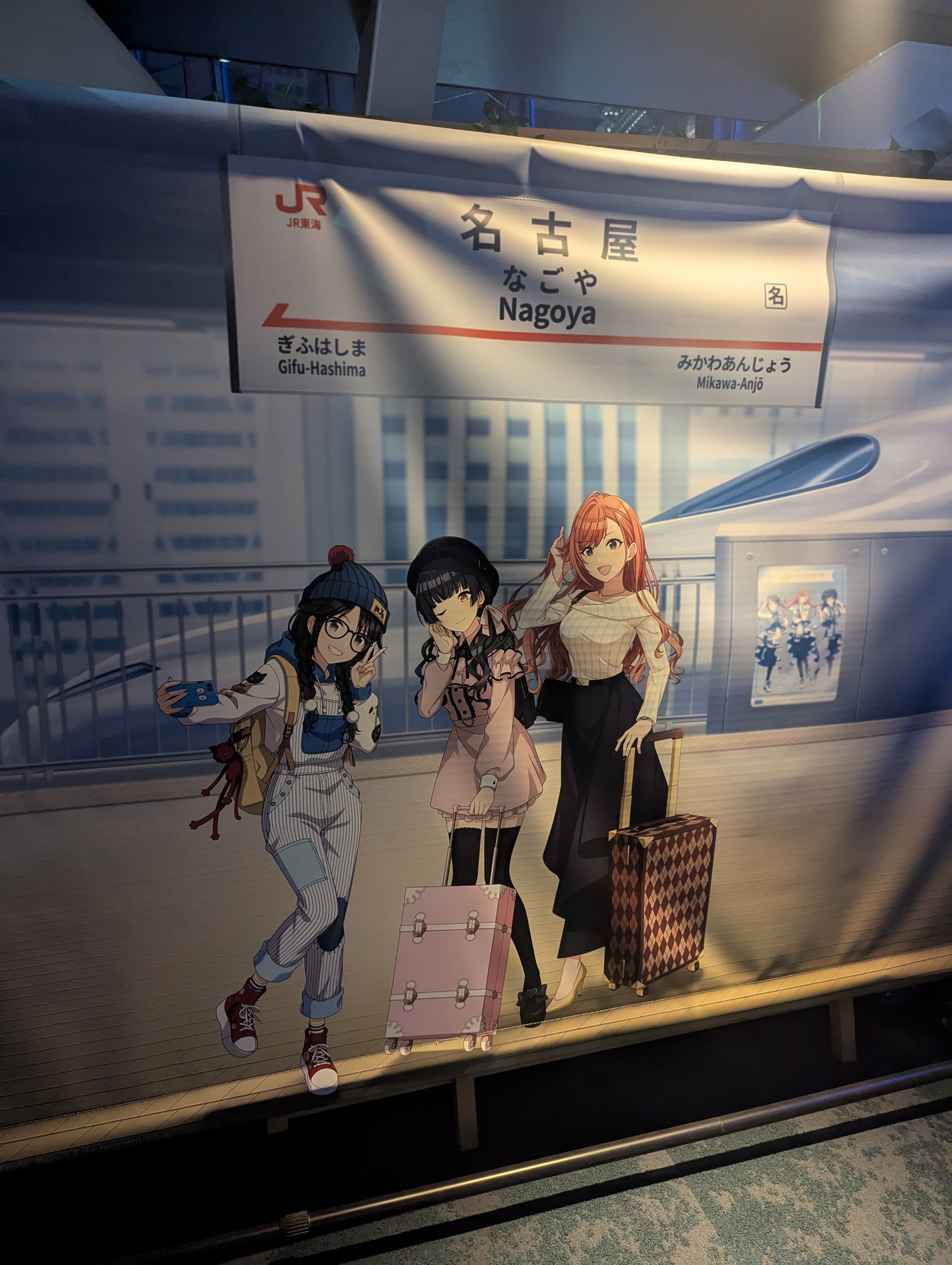 アイドルが3人写っているパネル