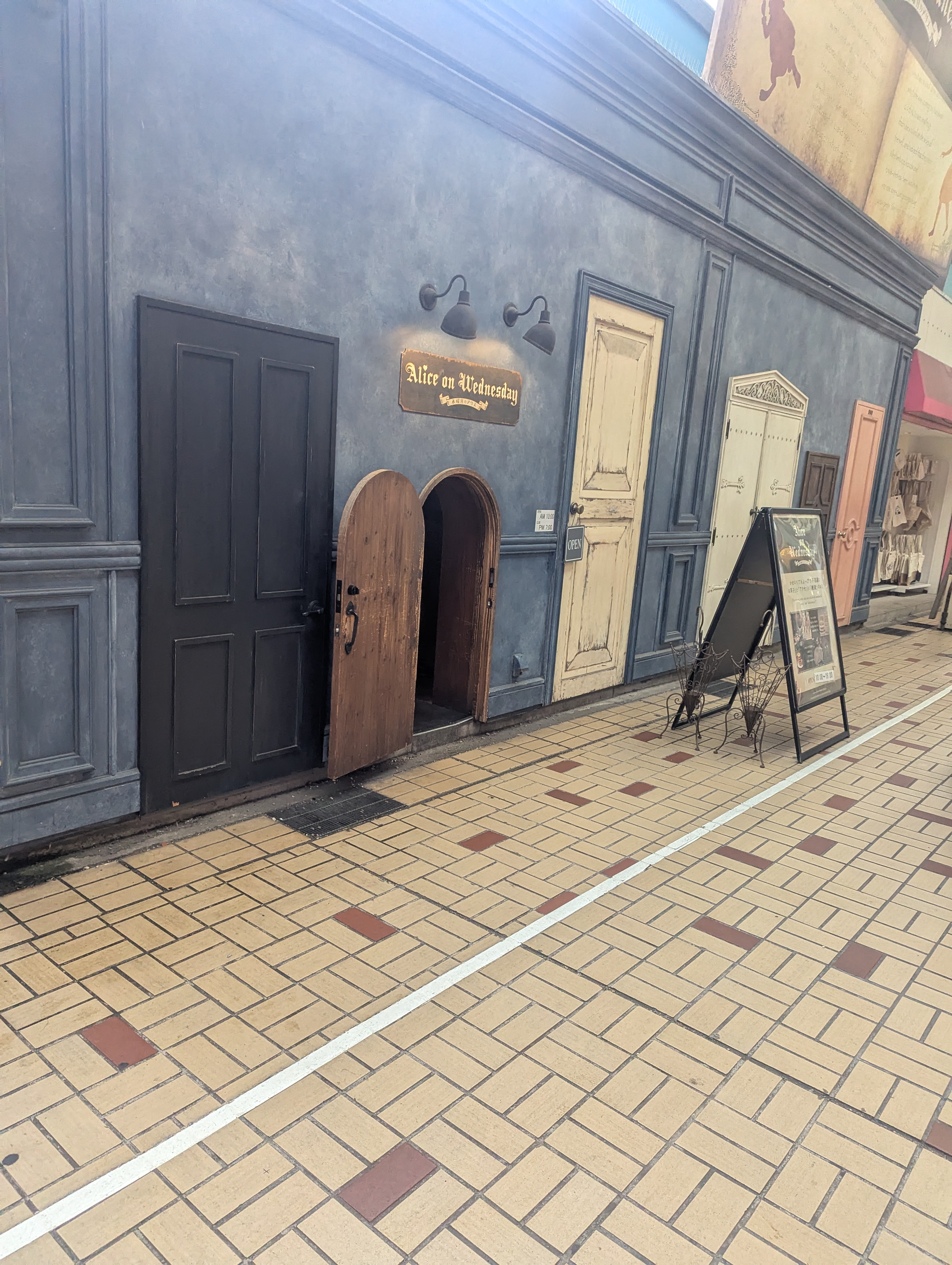 小さな扉の入口を持ったおしゃれな店