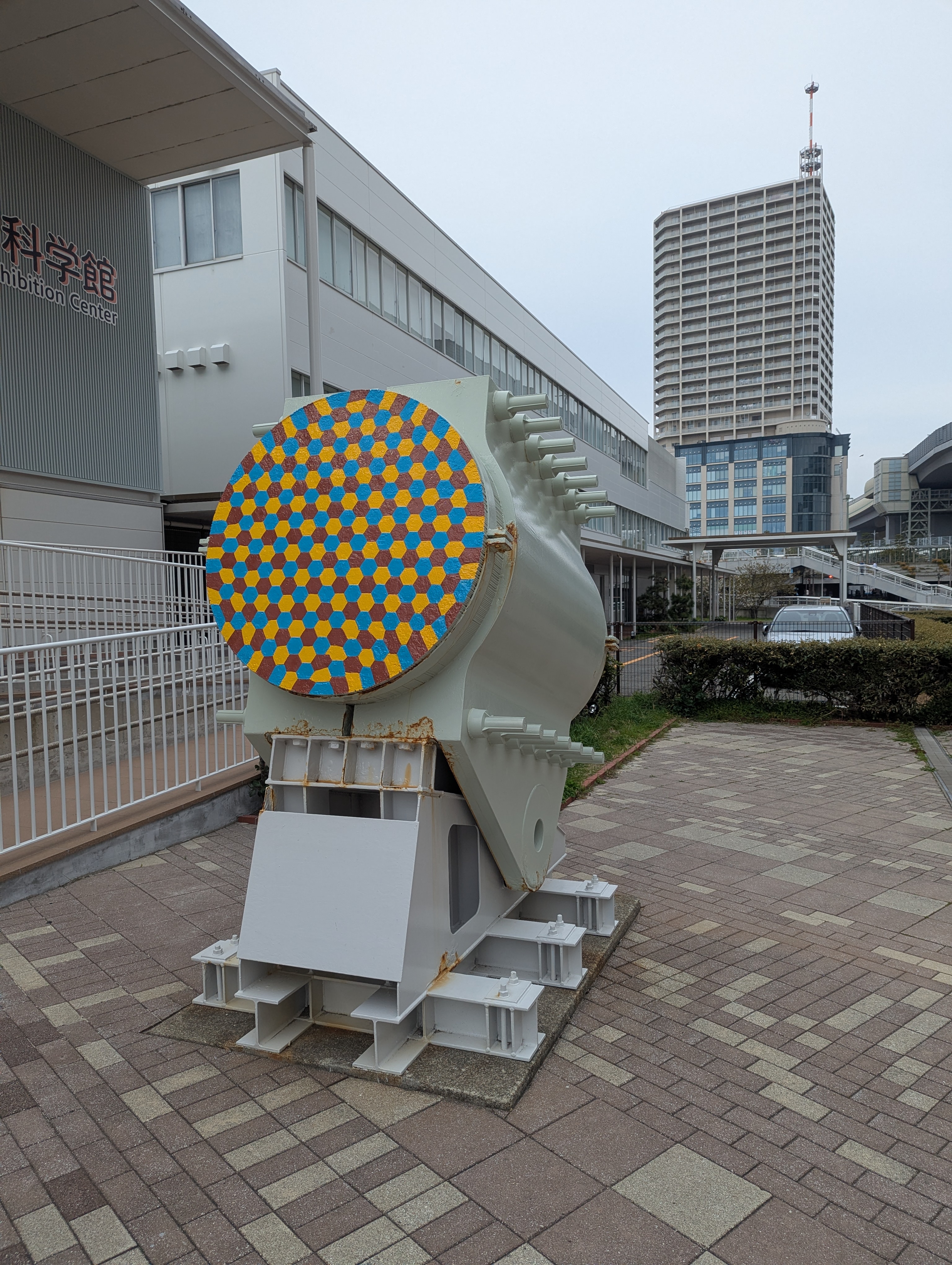 橋の科学館入口のケーブル