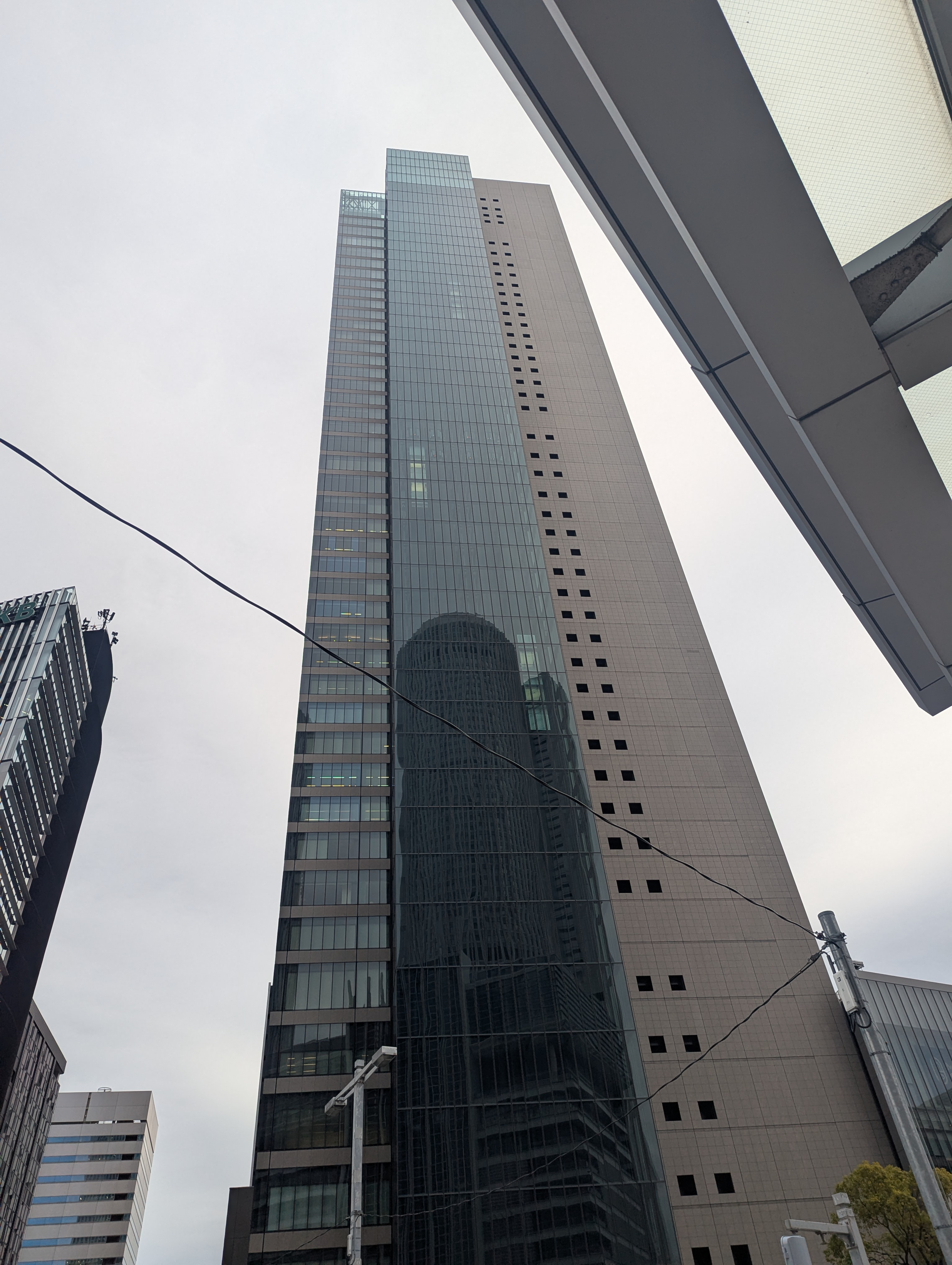 2階建てエレベーターが走るガラスの壁