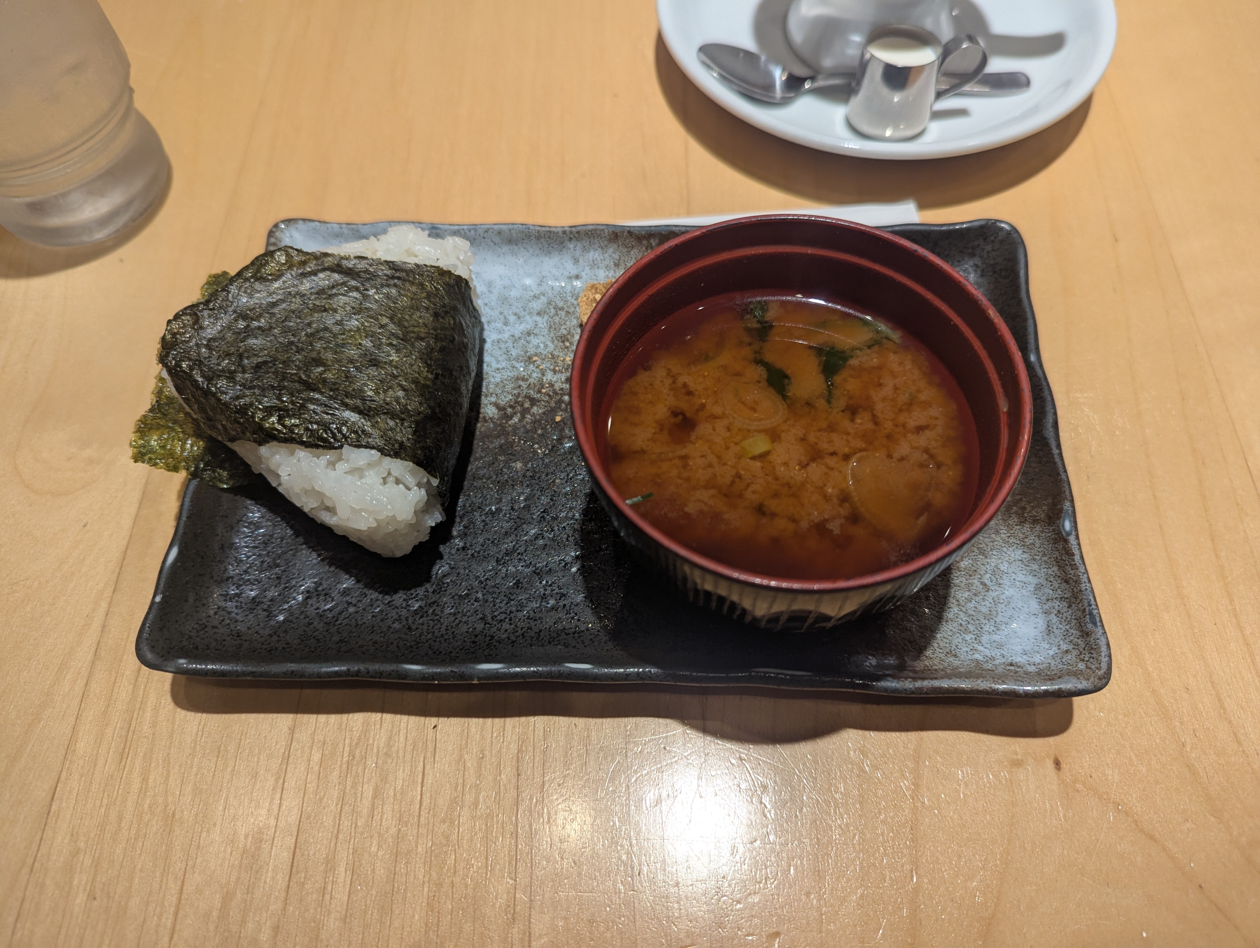 おにぎりと味噌汁