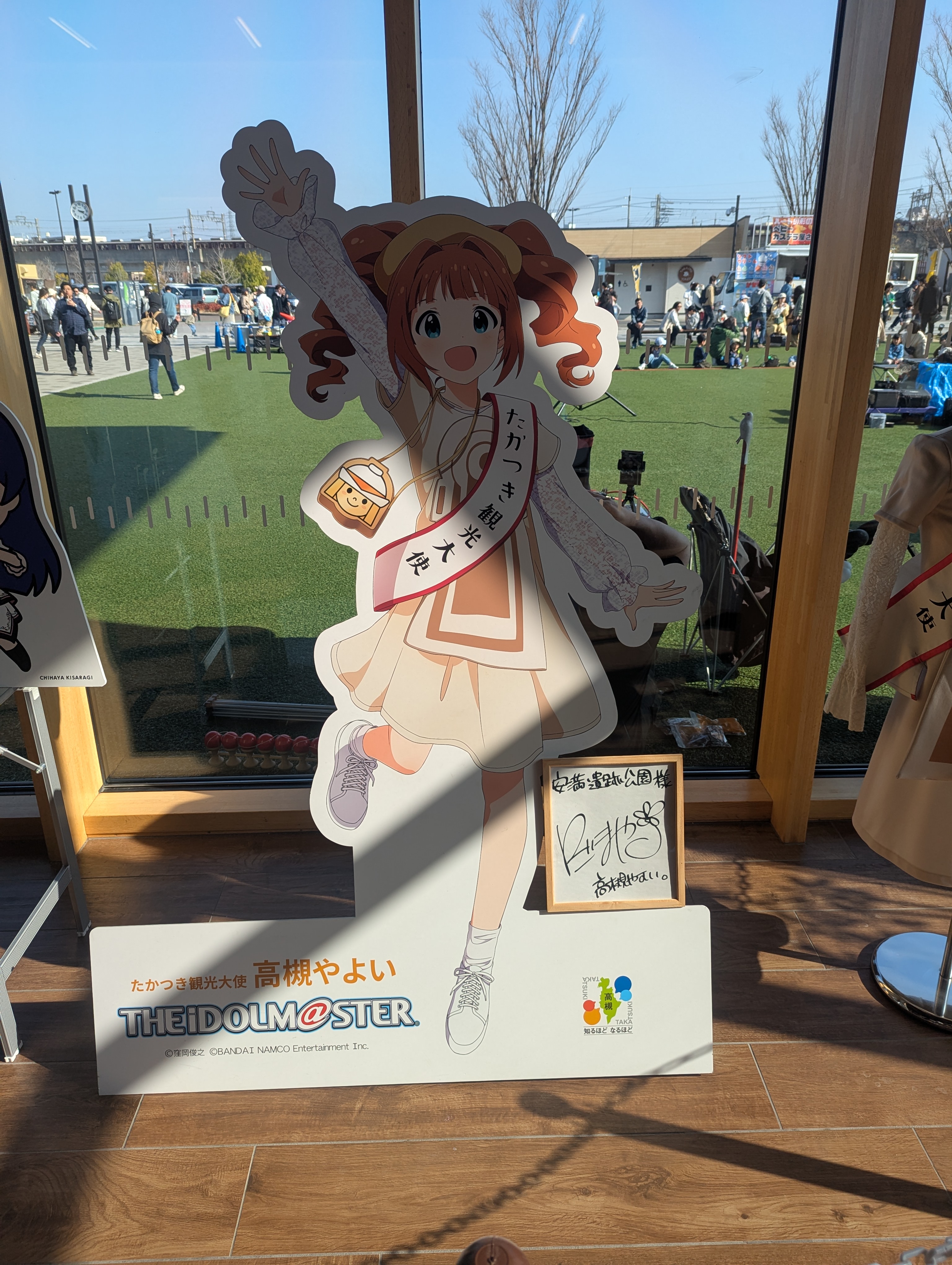 観光大使の衣装を着たやよいのパネルとサイン色紙