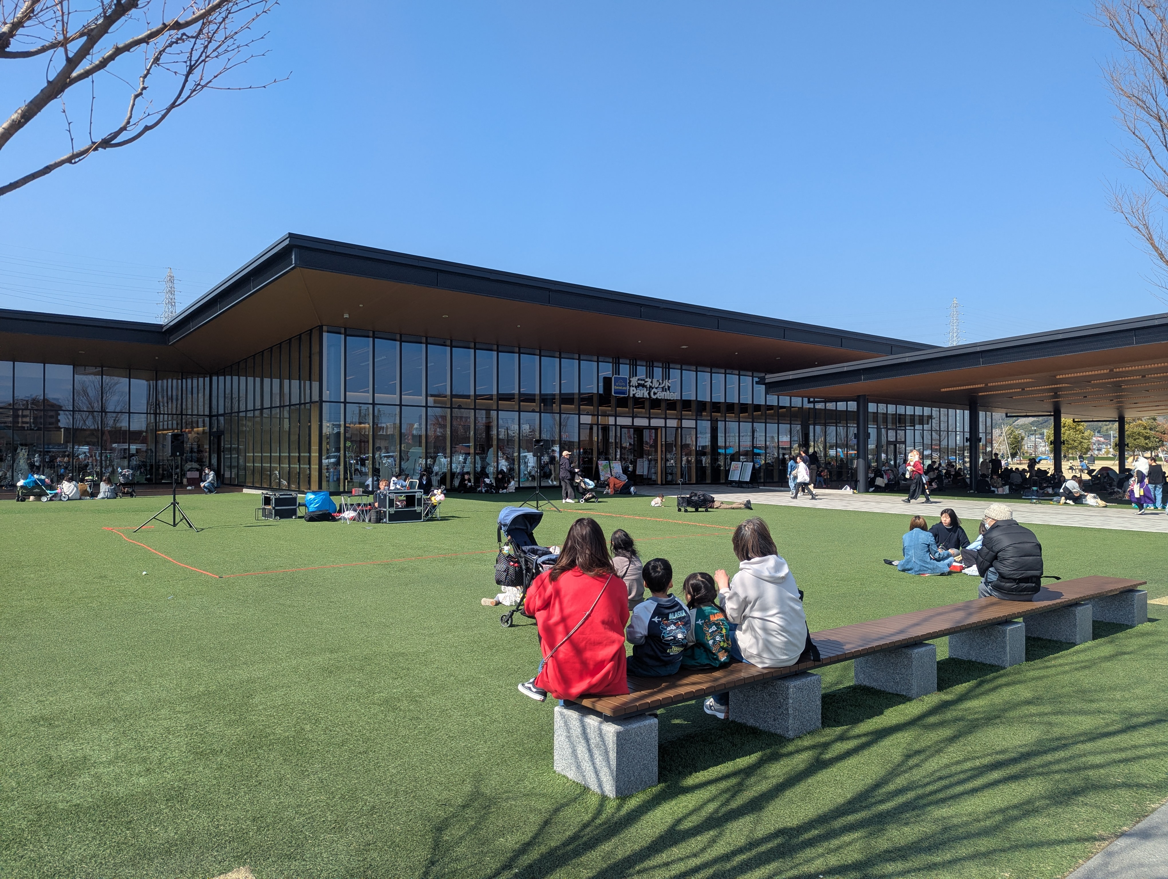 芝生ときれいな建物